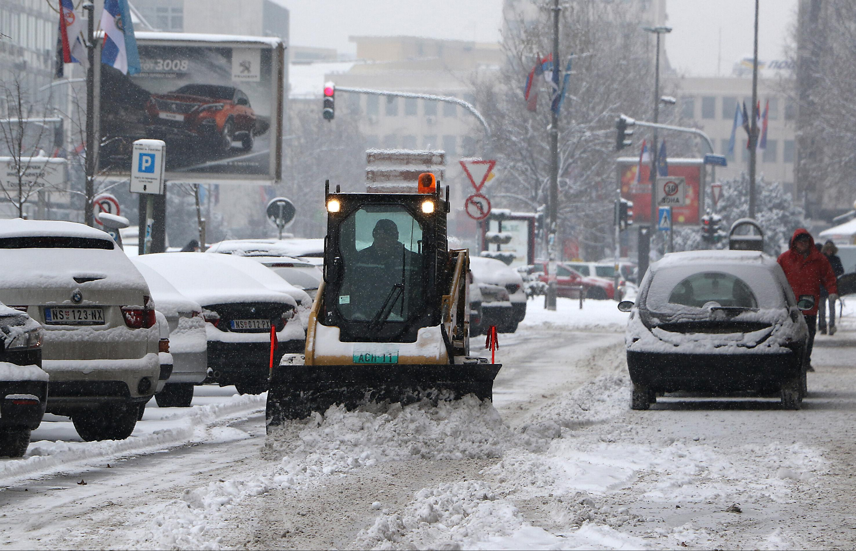 UPOZORENJE VOZAČIMA: Oprezno vozite zbog snežnih padavina!